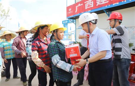 集團(tuán)公司黨委委員、副總經(jīng)理侯立林到公司施工一線送清涼