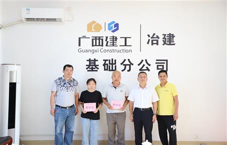 【迎中秋送祝福鼓干勁】覃振華走訪(fǎng)慰問(wèn)困難職工