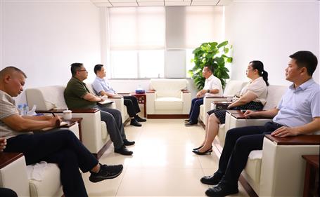 覃振華與柳北區(qū)委書記、區(qū)長石中華舉行工作會(huì)談