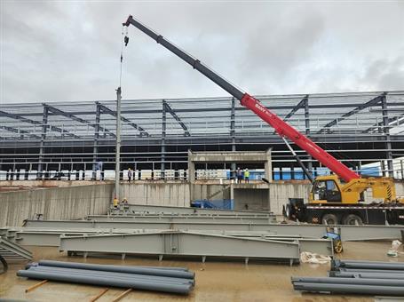 【奮戰(zhàn)三季度 打贏攻堅戰(zhàn)】冶建第四分公司內(nèi)蒙古項目2#冷庫鋼結(jié)構(gòu)首吊成功！